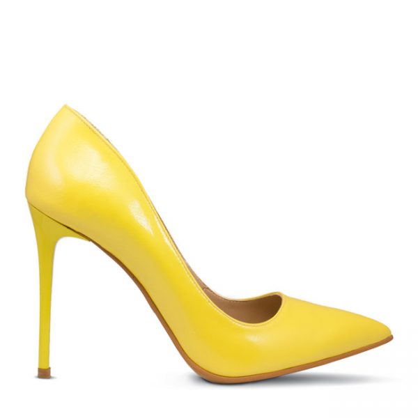 Pantofi cu toc dama Waer Stilettos, de culoare galbena, din profil, pe fundal alb.